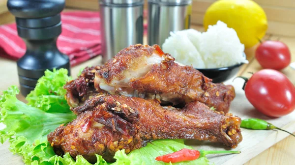 Gebratenes Huhn mit Würze auf dem Tisch, Food Stylist — Stockfoto