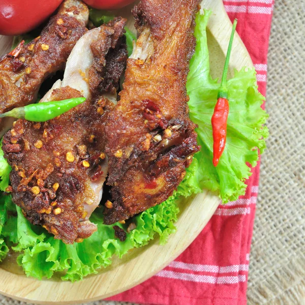 Goreng ayam dengan bumbu diatur di atas meja, makanan stylist — Stok Foto