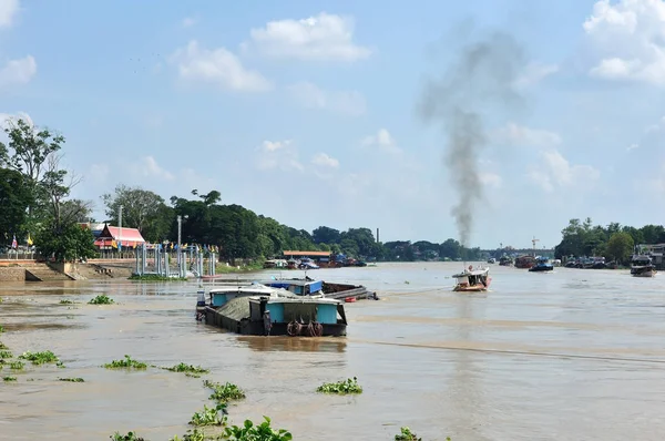 CHAO PRAYA Rio com barco de transporte na Tailândia . — Fotografia de Stock