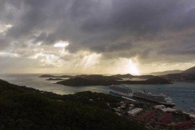 St. Thomas adasında, USVİ 'de fırtınada gökyüzü. Cruise Ship yerleştirme PLA