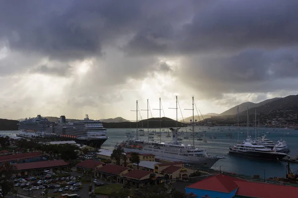 Céu tempestuoso na ilha de St. Thomas, USVI. Navio de cruzeiro acoplagem pla — Fotografia de Stock