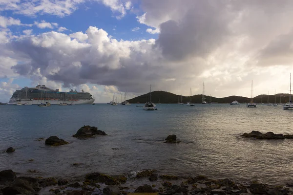 'S avonds St. Thomas en Cruise Ship op de achtergrond — Stockfoto