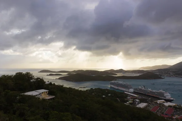 Cieli tempestosi sull'isola di St. Thomas, USVI. Nave da crociera attracco pla — Foto Stock