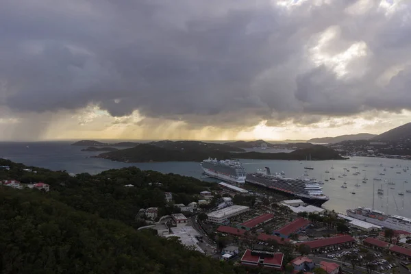 Céu tempestuoso na ilha de St. Thomas, USVI. Navio de cruzeiro acoplagem pla — Fotografia de Stock