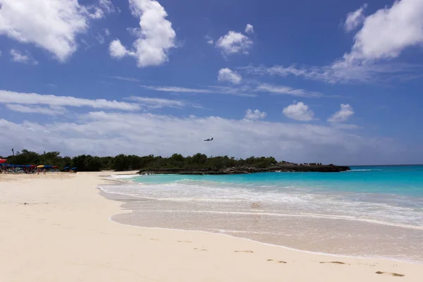 Playa caribeña con agua turquesa — Foto de Stock