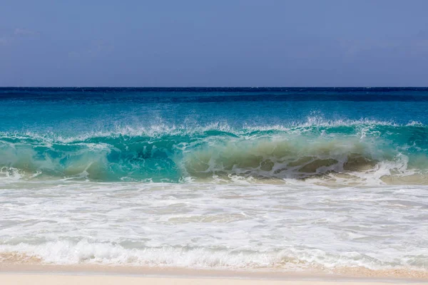 Fala duża niebieska woda w Morzu Karaibskim — Zdjęcie stockowe