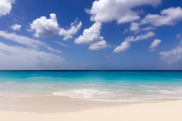 Água azul-turquesa e areia branca do mar do caribe — Fotografia de Stock