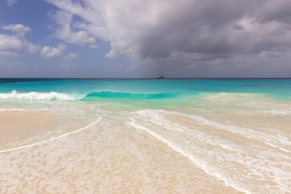 Fırtınalı Karayip Denizi'nin turkuaz su olup olmadığını — Stok fotoğraf