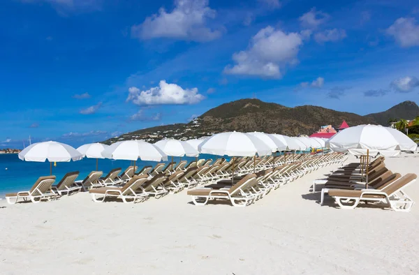 Solstolar och vita parasoller på karibisk ö — Stockfoto
