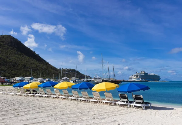 Sdraio e ombrelloni bianchi sull'isola di San Marte — Foto Stock