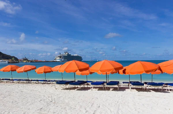 Sillas de playa y sombrillas blancas en la isla caribeña St. Marte — Foto de Stock