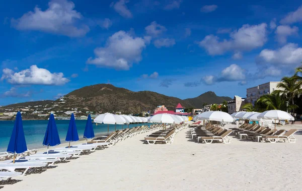 Sdraio e ombrelloni bianchi sull'isola dei caraibi — Foto Stock