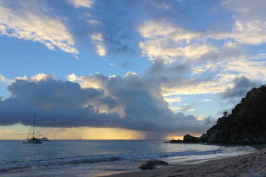 St Barts, Fransız Adası, Karayip Denizi deniz kabuğu Plajı üzerinde renkli günbatımı