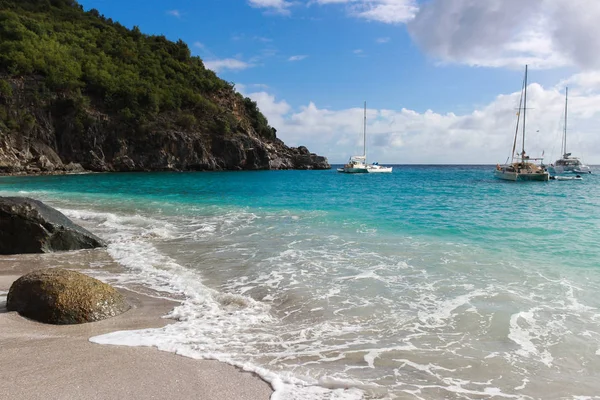 Ostrov St. Barts, Shell beach v Karibském moři — Stock fotografie