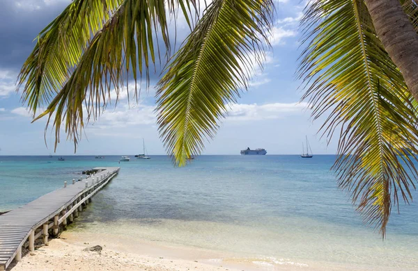 Isole Cayman, città di George, nave da crociera sullo sfondo — Foto Stock