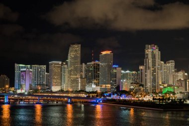 Miami City gökdelenleri ile alacakaranlıkta gökyüzü manzarası 