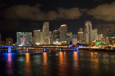 Miami City gökdelenleri ile alacakaranlıkta gökyüzü manzarası 