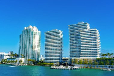 Miami 'deki iskan ve ofis gökdelenlerine bak.