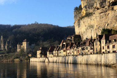 Dordogne, Fransa 'daki La Roque Gageac' ın ortaçağ köyü yüksek uçurumların arasında geçiyor. Fransa 'da en çok ziyaret edilen turistik yerlerden biri.