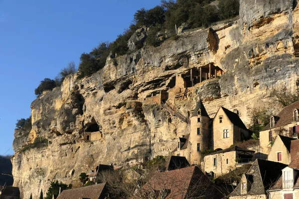 在Roque Gageac悬崖上的一个洞穴中正在进行挖掘工作 巨大的金属柱子和衬里支撑着洞顶 — 图库照片