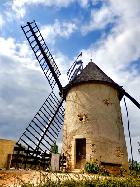 小麦粉の生産に使用される古代フランスの風車 — ストック写真