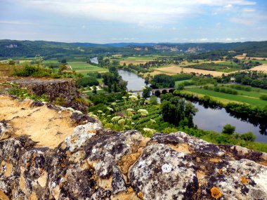 Dordogne Nehri 'nin manzarası Domme' nin surlarından Fransa 'nın Dordogne şehrinde güçlendirilmiş bir kasaba.