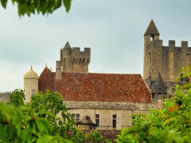 Dordogne, Fransa 'daki Beynac et Cazenac' ın çatı manzarası