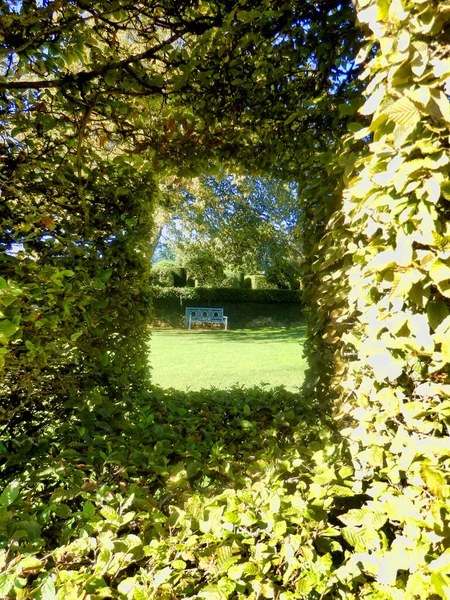 Park Bench Vidět Přes Box Topiary Vyříznuté Okno Nalezeno Eyrignac — Stock fotografie