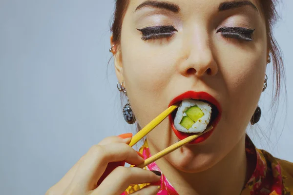 Comer sushi sobre blanco —  Fotos de Stock