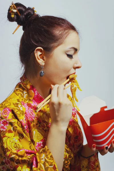 Chica comiendo comida china fastfood —  Fotos de Stock