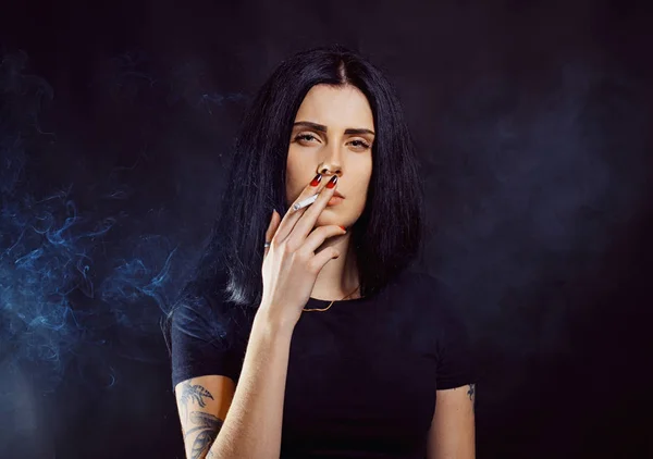 Sexy girl smoking — Stock Photo, Image