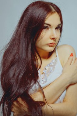 Mavi üzerinde üzgün kız