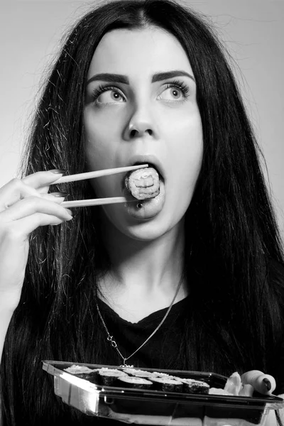 ゴシック様式女の子の寿司を食べる — ストック写真