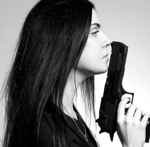 Chica gótica con pistola — Foto de Stock