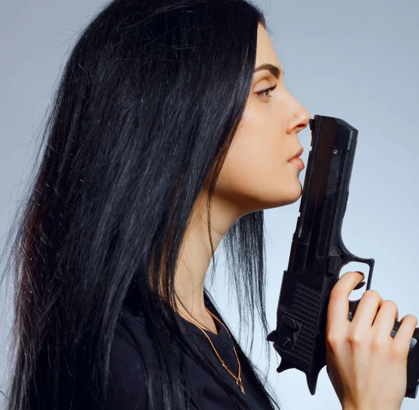 Menina gótica com arma — Fotografia de Stock