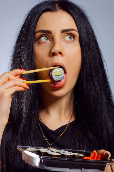 Gotická dívka jíst sushi — Stock fotografie