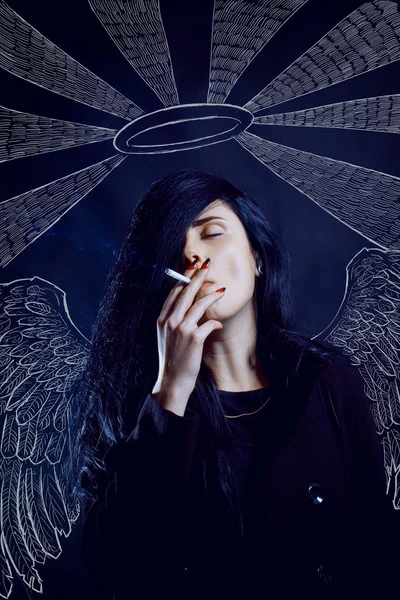 堕落的天使与香烟 — 图库照片
