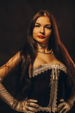 Koyu arka plan üzerinde genç Kontes