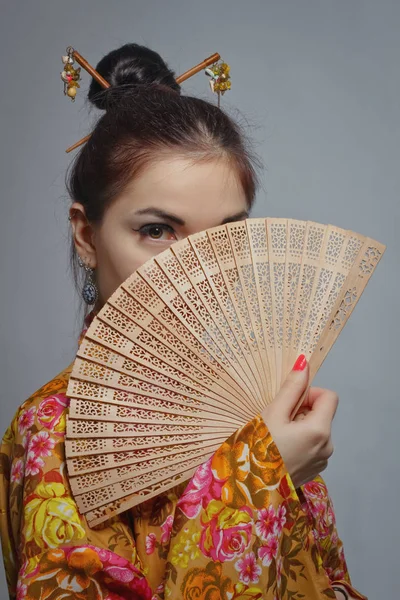 Geisha con ventilador —  Fotos de Stock