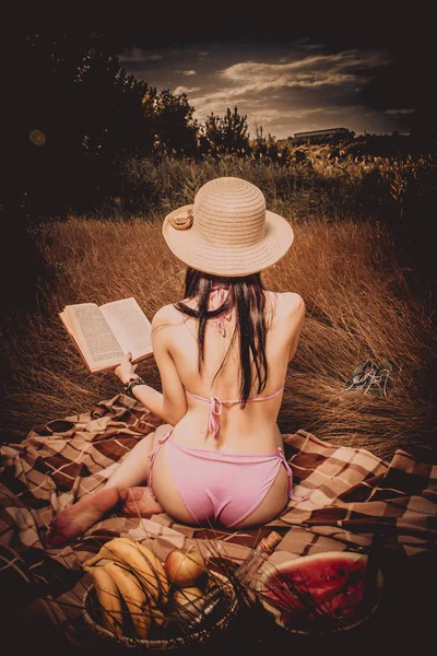 Girl in hat on a picnic — Stock Photo, Image