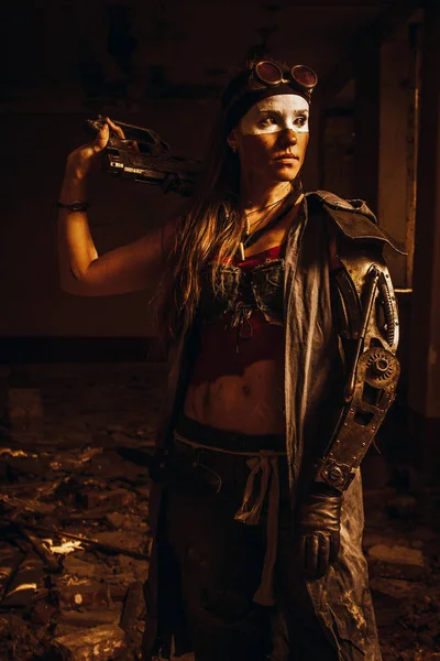 Strong and powerful post apocalyptic woman — Stock Photo, Image