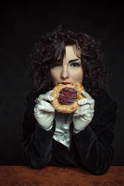 Mädchen mit süßen Brötchen — Stockfoto