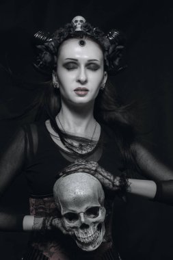 Kafatası ile boynuzlu kadın