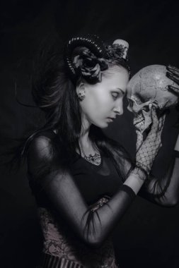 Kafatası ile boynuzlu kadın