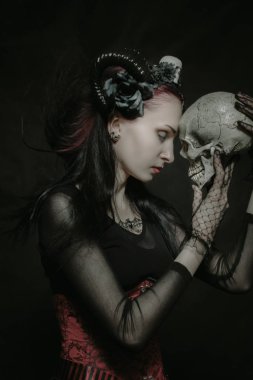 Kafatası ile boynuzlu kadın