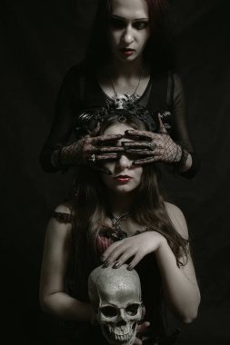İki Gotik kız