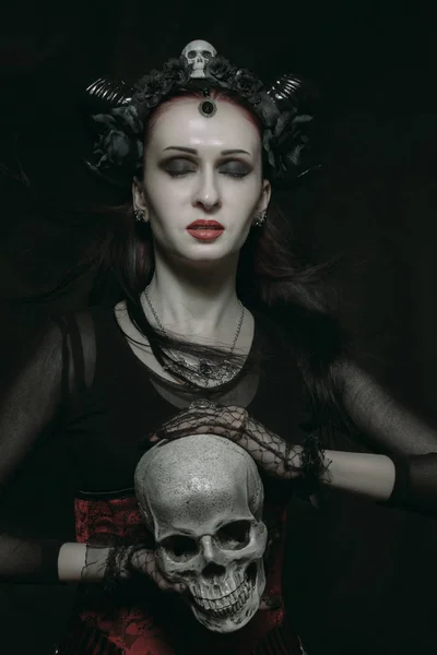 Kafatası ile boynuzlu kadın — Stok fotoğraf