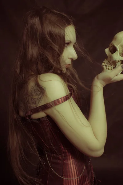 Gotiska flicka med dödskalle — Stockfoto