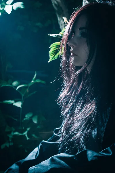 Ásia roqueiro menina no um floresta — Fotografia de Stock