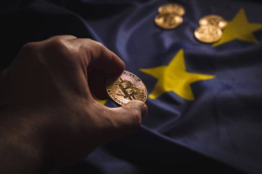 Bir elinde altın bitcoin 